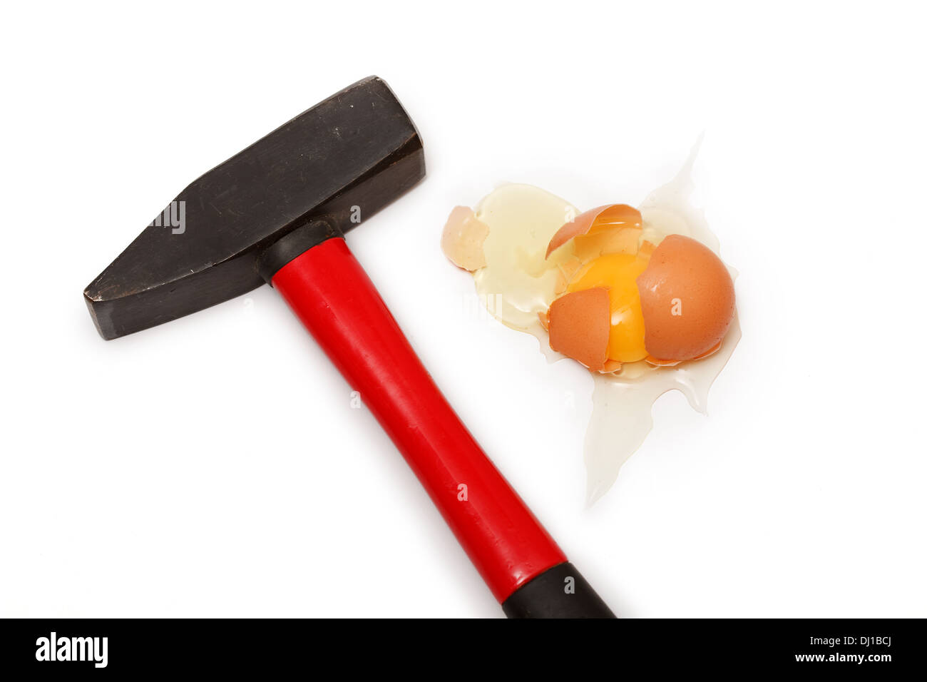 Rohes Ei mit einem überdimensionalen Hammer geknackt Stockfoto