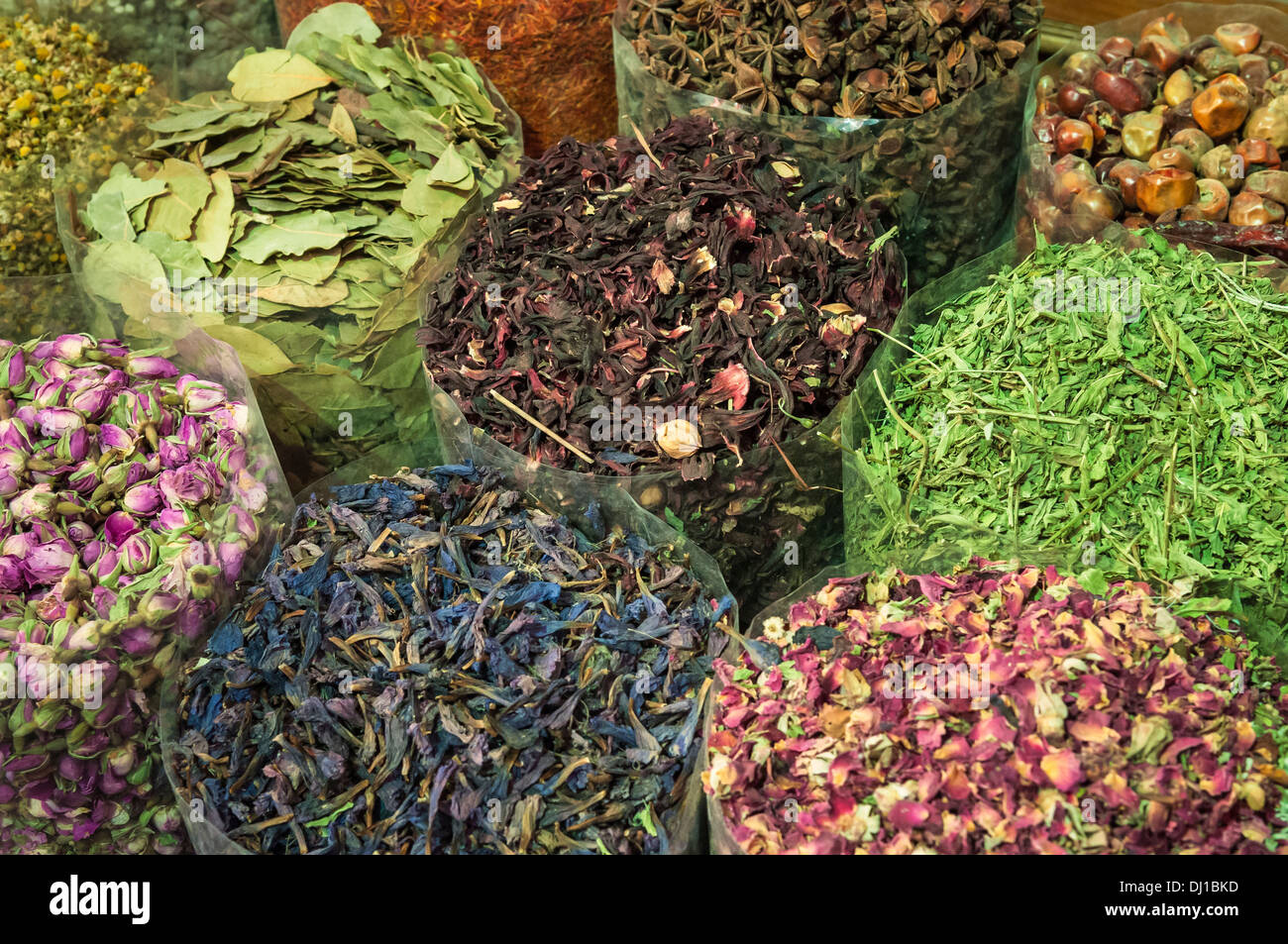 Kräuter, Blüten und Samen zum Verkauf in der Gewürz-Souk; Dubai, Vereinigte Arabische Emirate. Stockfoto