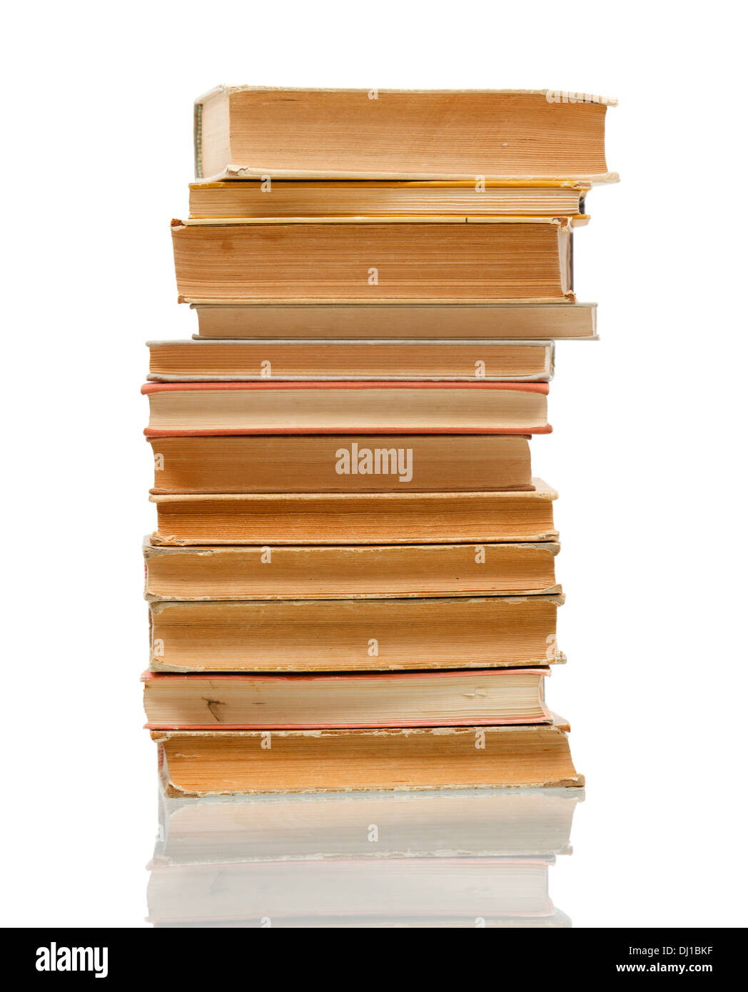 Gebrauchte Bücher mit Hardcover übereinander gestapelt Stockfoto