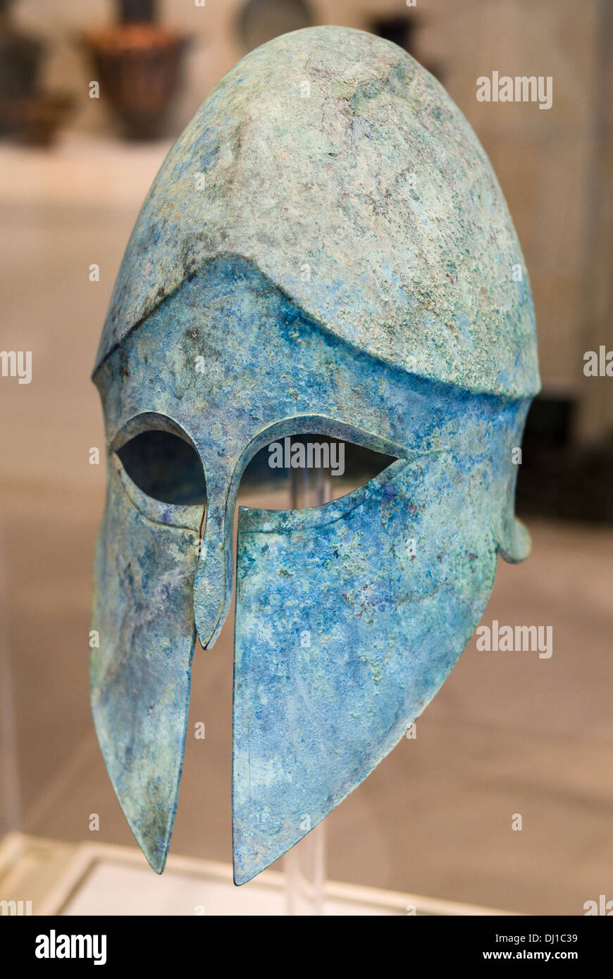 Korinthischen Helm aus Bronze. Dieser Bronzehelm Sport jetzt eine schöne blau-grüne Patina. 500-450 v. Chr. griechische angehoben Bronze. Stockfoto