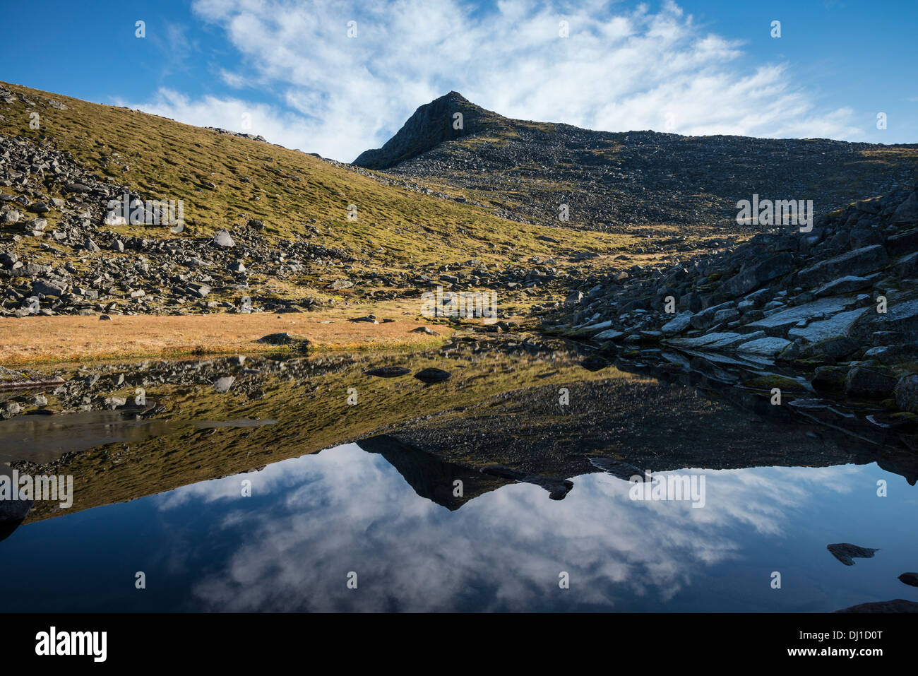 Kroktind (707m) Berggipfel spiegelt im kleinen See, Austvagoy, Lofoten Inseln, Norwegen Stockfoto