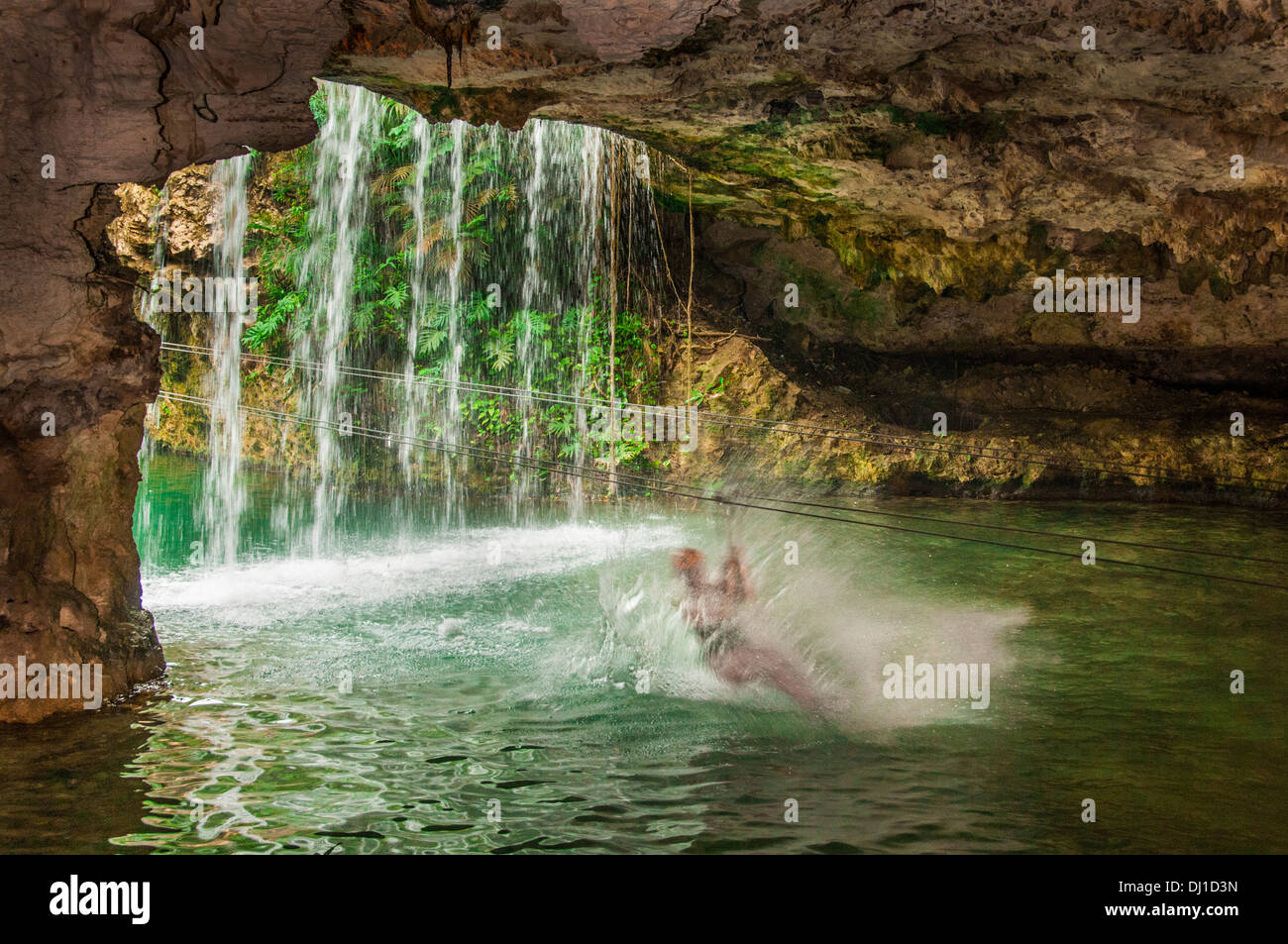 Xplor Erholungspark Zipline durch Wasserfall, Riviera Maya, Mexiko. Stockfoto