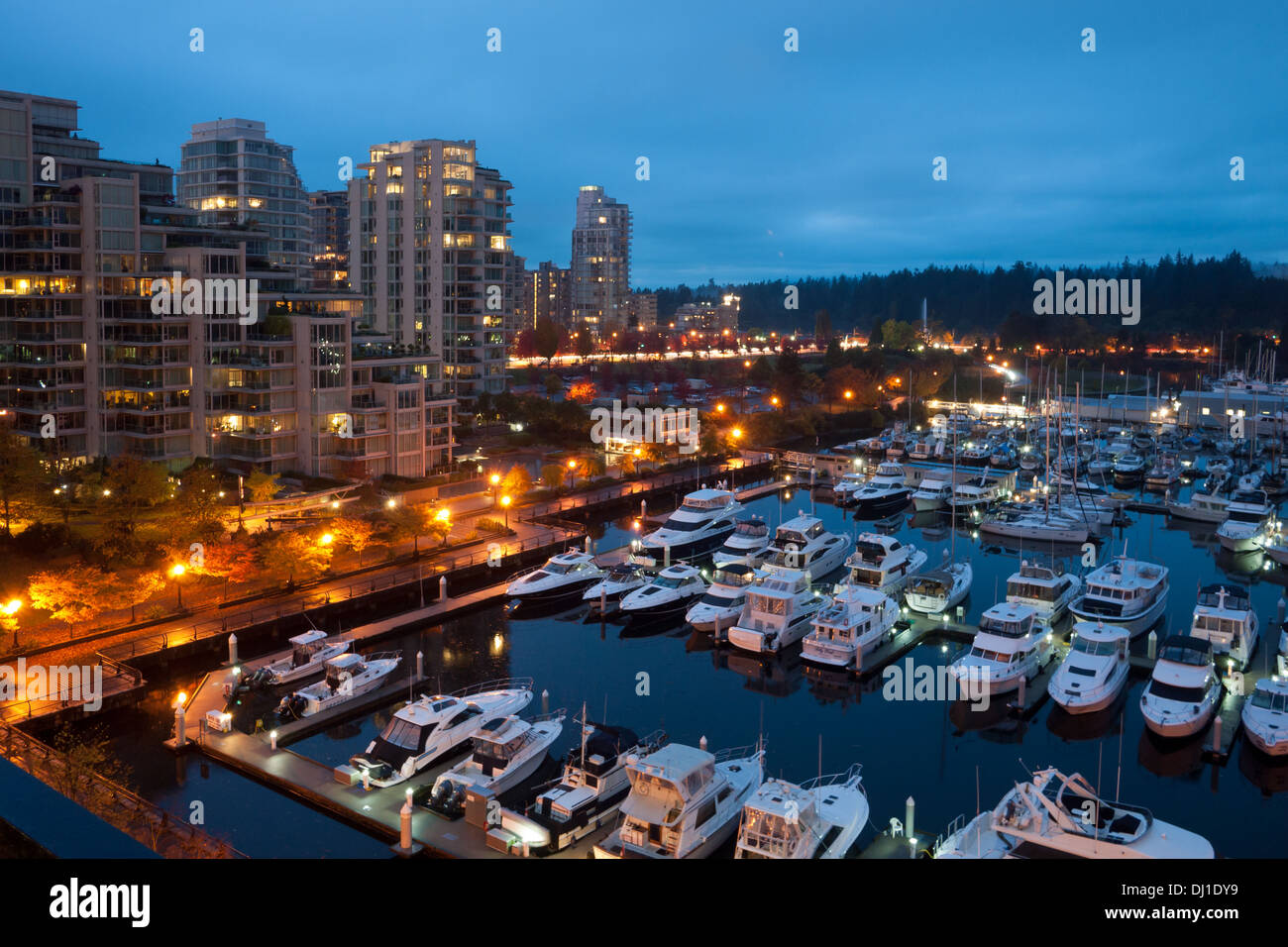 Eine Luftaufnahme von Coal Harbour in Vancouver, British Columbia, Kanada in der Nacht. Stockfoto