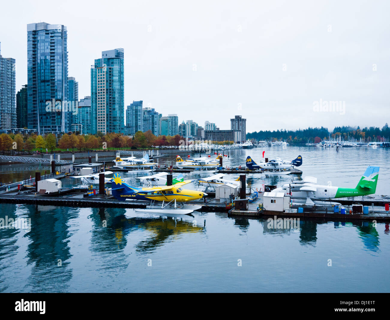 Eine Ansicht der Wasserflugzeuge festgemacht an Vancouver Hafen Wasser Flughafen (CXH), auch bekannt als Vancouver Harbour Flight Center. Stockfoto