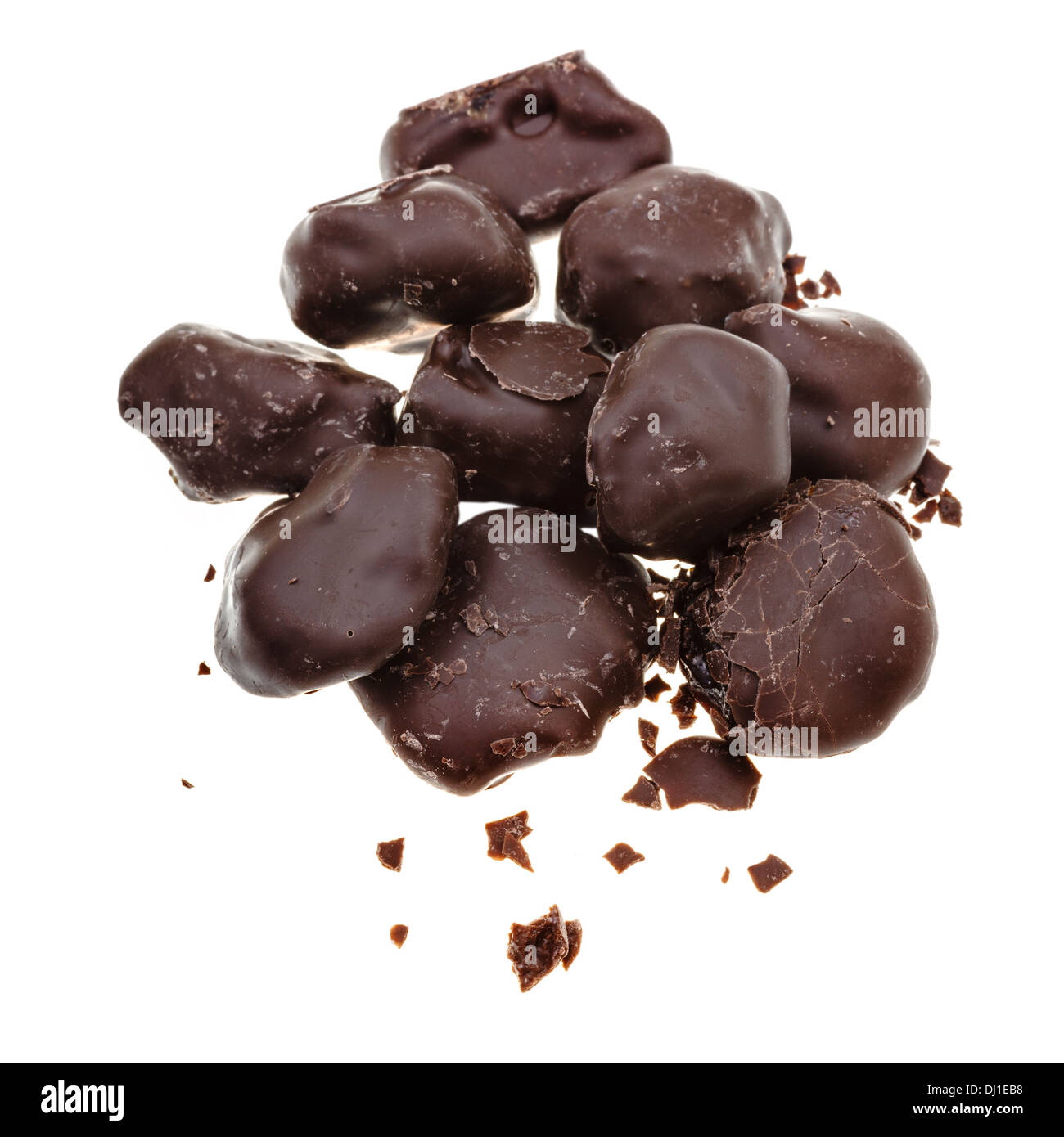 Bonbons von getrockneten Pflaumen in dunkler Schokolade Nahaufnahme isoliert auf weißem Hintergrund Stockfoto