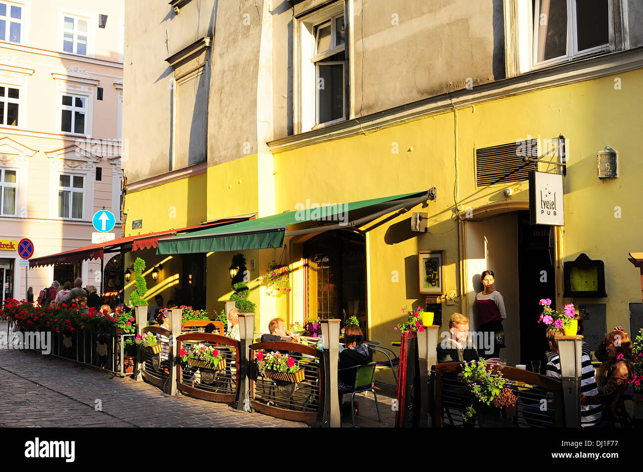 Nicht identifizierte Touristen in einem Straßencafé in alte Stadt Zentrum von Krakau. Stockfoto