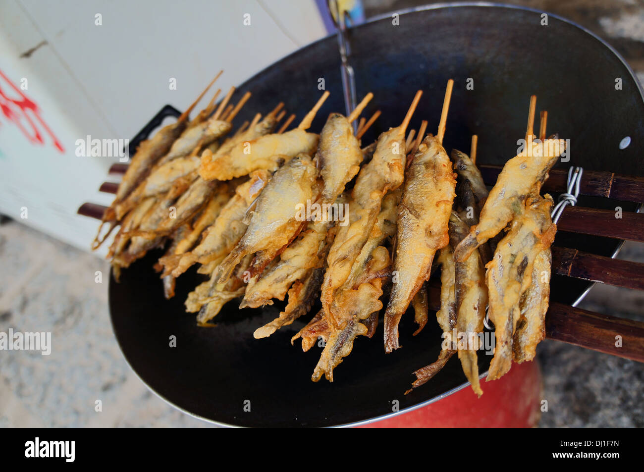 Frittiertem Fisch zum Verkauf in Xing Ping, Guangxi, China Stockfoto