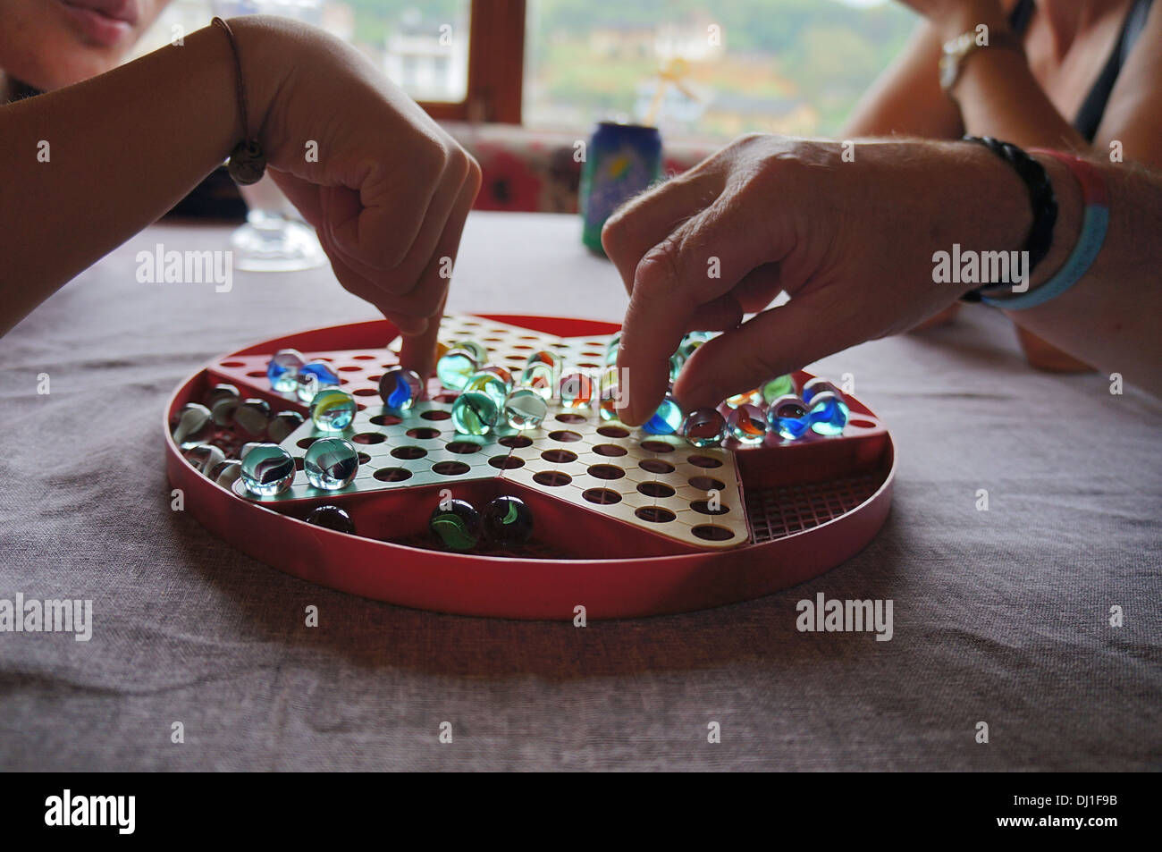 Menschen spielen Chinese Checkers Stockfoto
