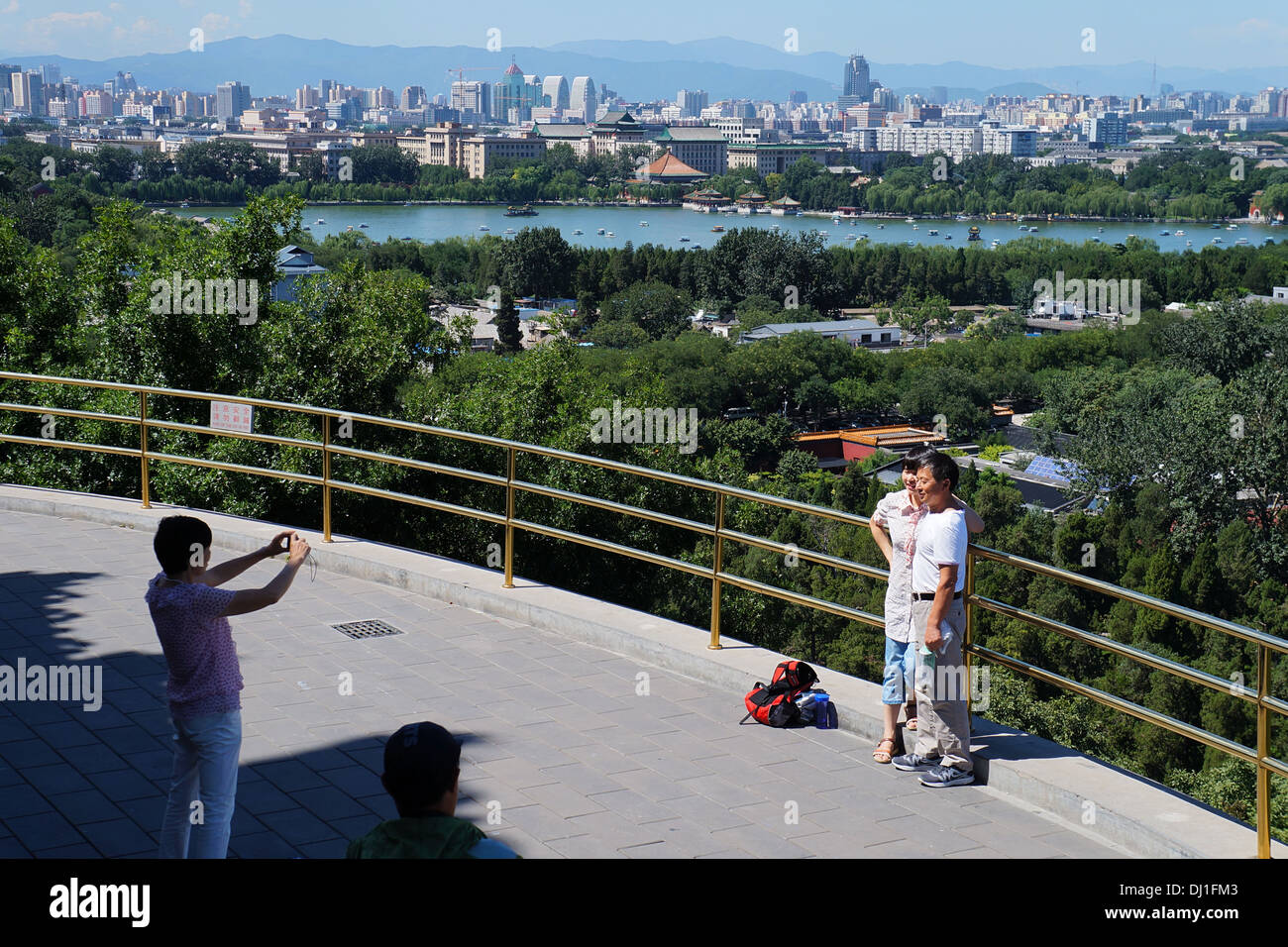 Touristen posieren für ein Foto in Jingshan Park, Peking, China Stockfoto
