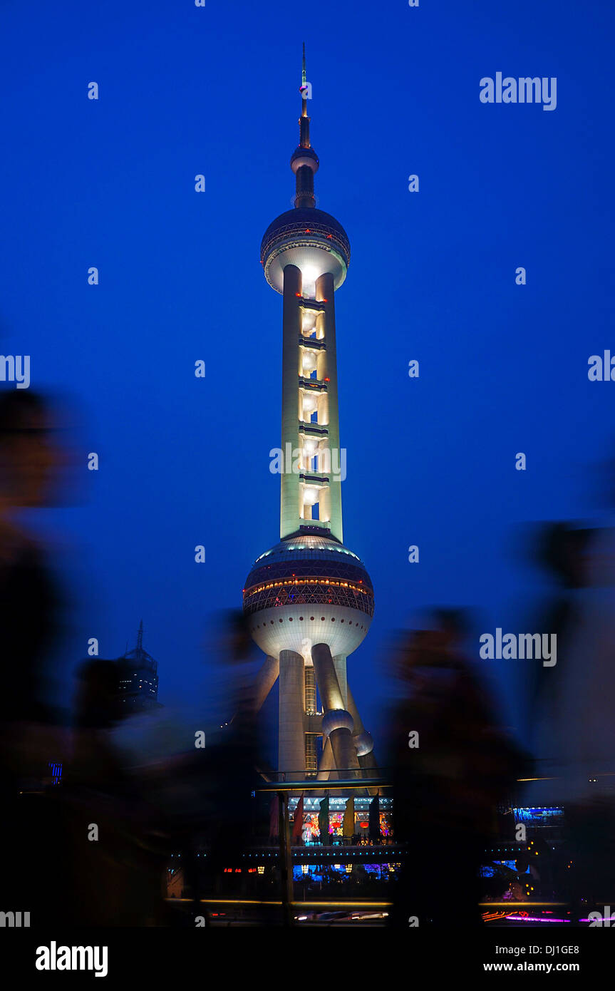 Passanten der Oriental Pearl Tower, Shanghai Stockfoto