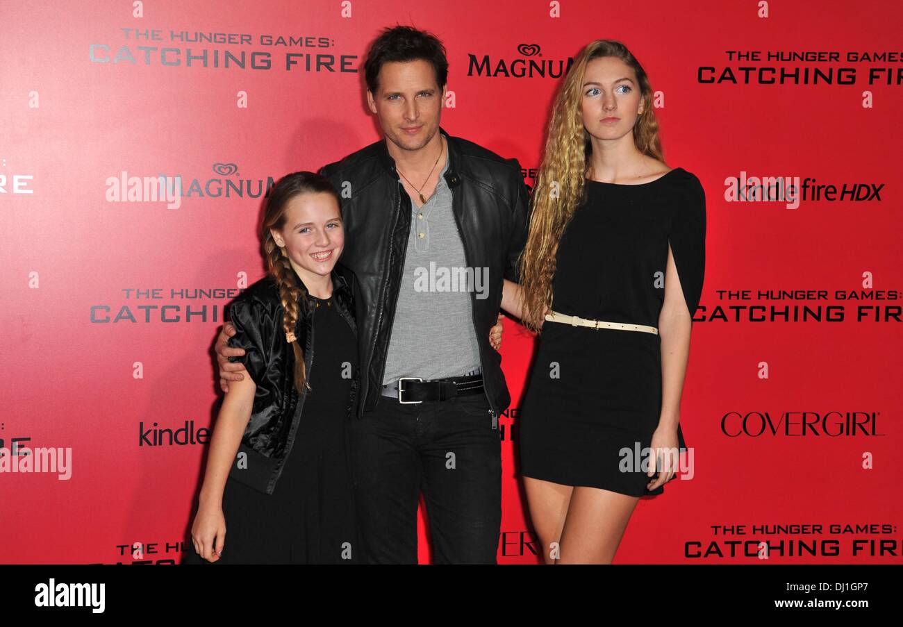 Los Angeles, Kalifornien, USA. 18. November 2013. Peter Facinelli, Luca Bella Facinelli im Ankunftsbereich für THE HUNGER GAMES: CATCHING FIRE Premiere, Nokia Theatre L.A. Live, Los Angeles, CA 18. November 2013. Foto von: Dee Cercone/Everett Collection/Alamy Live-Nachrichten Stockfoto
