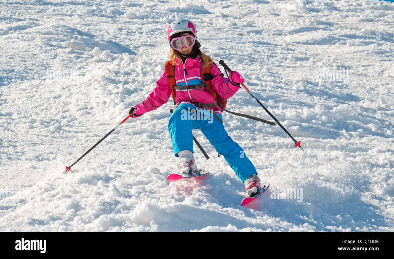 Kleines Mädchen schnell bergab die holprige Piste in Ski resort Stockfoto