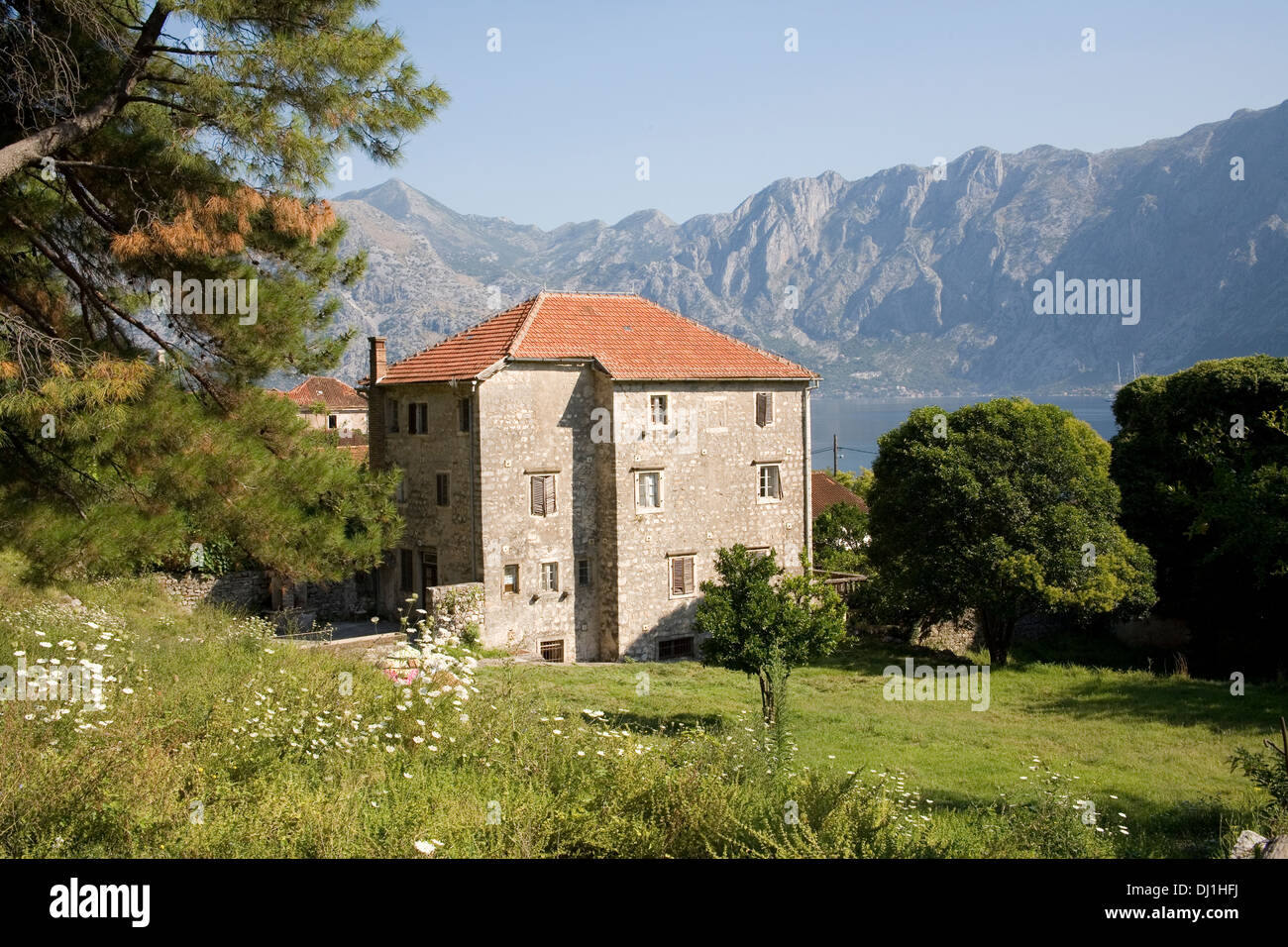 Idyllische alte Steinhaus mit Terrakottafliesen Dach im Mittelmeer Bucht in Bergen Stockfoto