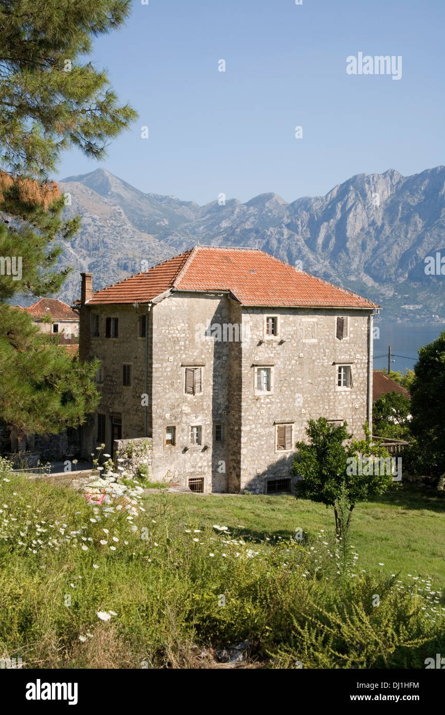 Idyllische alte Steinhaus mit Terrakottafliesen Dach im Mittelmeer Bucht in Bergen Stockfoto
