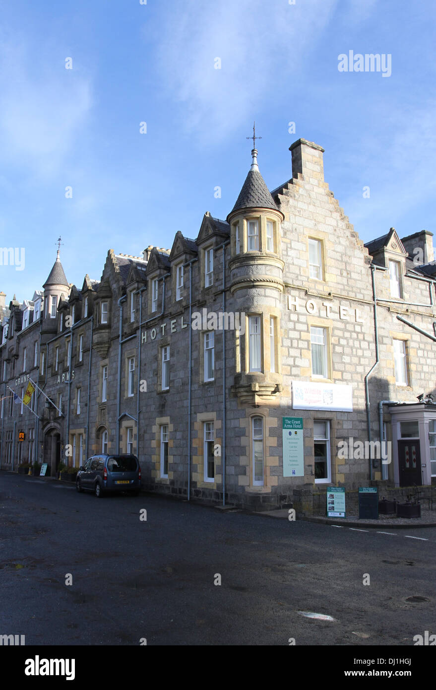 Die Außenseite des Grant Arms Hotel in Grantown-on-Spey Schottland november 2013. Stockfoto