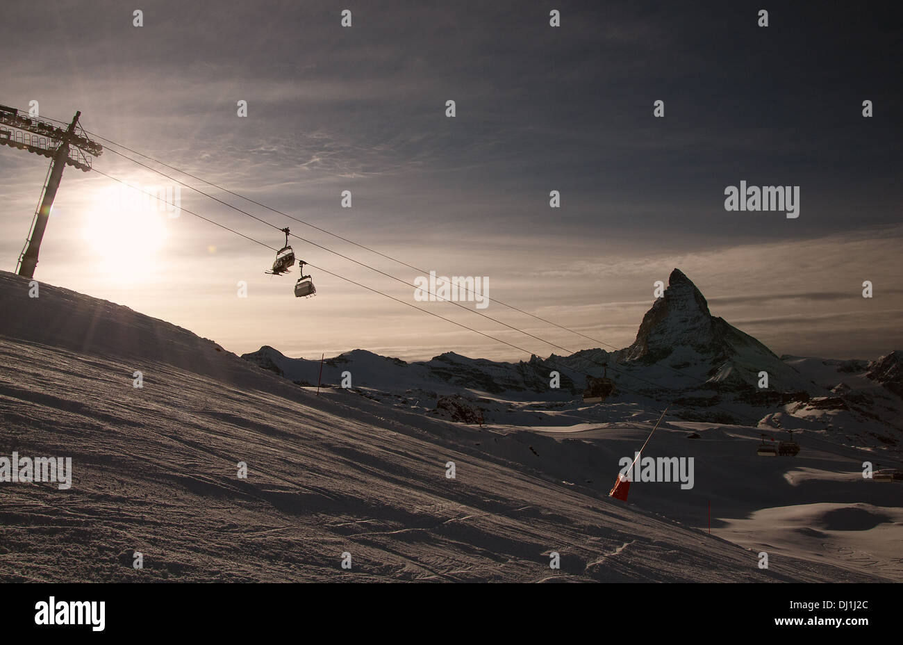 Skifahren auf den Sonnenuntergang in Schweizer Alpen mit Matterhorn im Hintergrund. Stockfoto