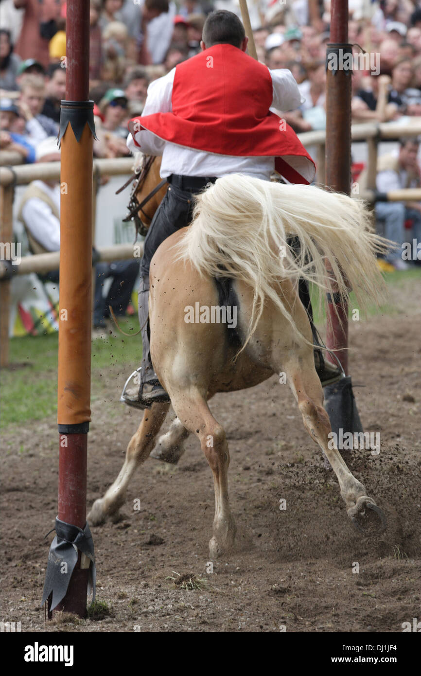 Reiter im Galopp durch Beiträge Oskar-von-Wolkenstein Reiten Turnier Schloss Proesels Südtirol Italien Stockfoto