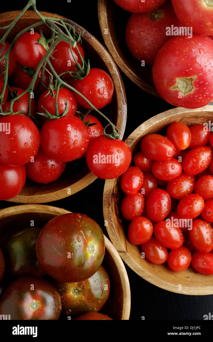 Draufsicht der verschiedenen Tomaten in Holz Schalen Stockfoto