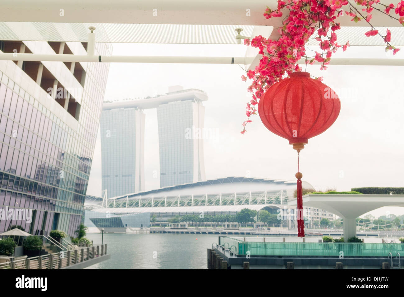 rote Papierlaterne mit modernen Singapur Architektur rund um Stockfoto