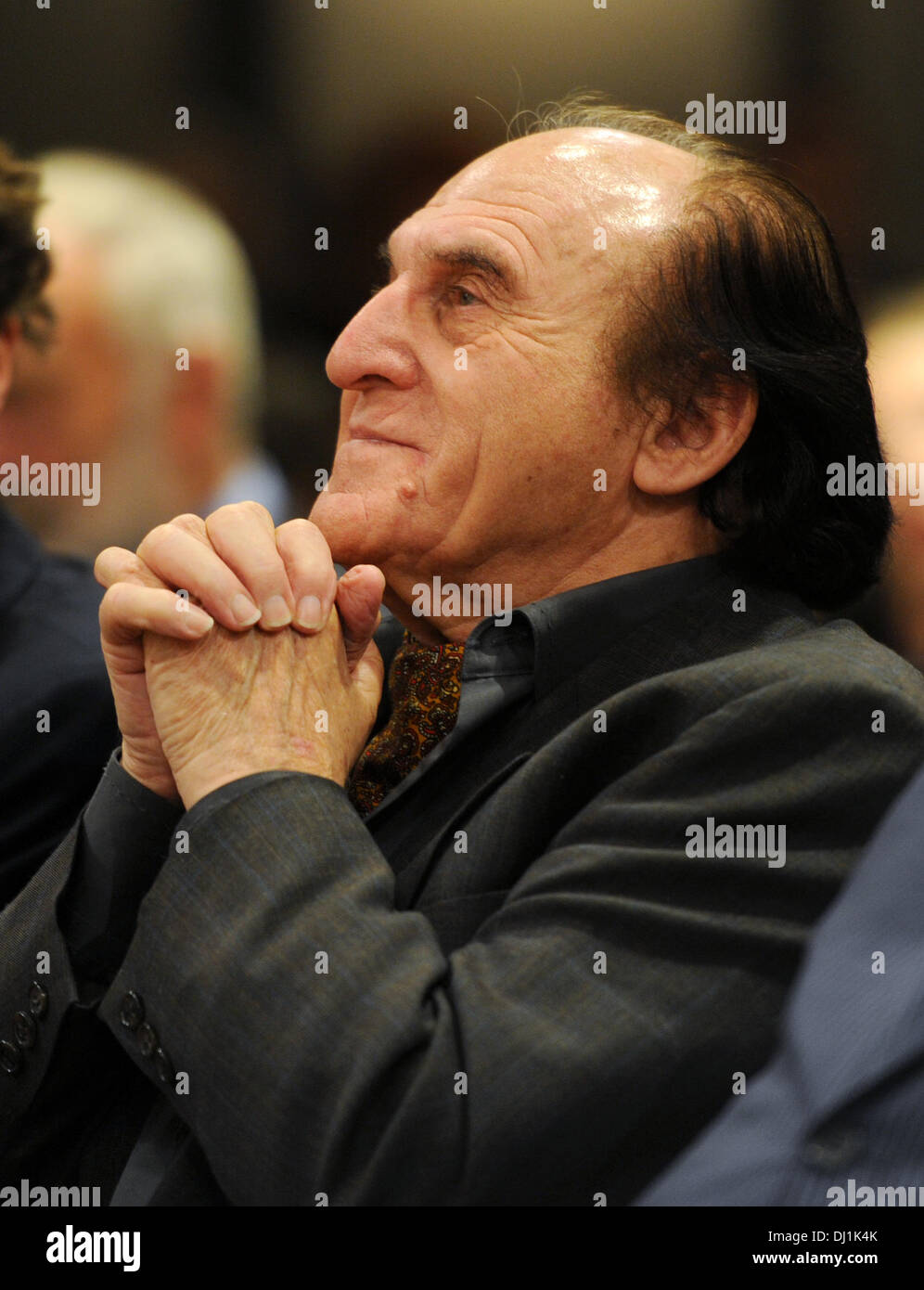 Israelische Historiker und Holocaust Überlebende Otto Dov Kulka besucht die Preisverleihung für den Geschwister-Scholl-Preis an der Ludwig-Maximilians-Universität in München, Deutschland, 18. November 2013. Otto Dov Kulka erhielt der Geschwister-Scholl-Preis für sein jüngstes Buch "Landschaften der Metropole des Todes: Reflexionen über Erinnerung und Phantasie". Foto: Tobias Hase/dpa Stockfoto