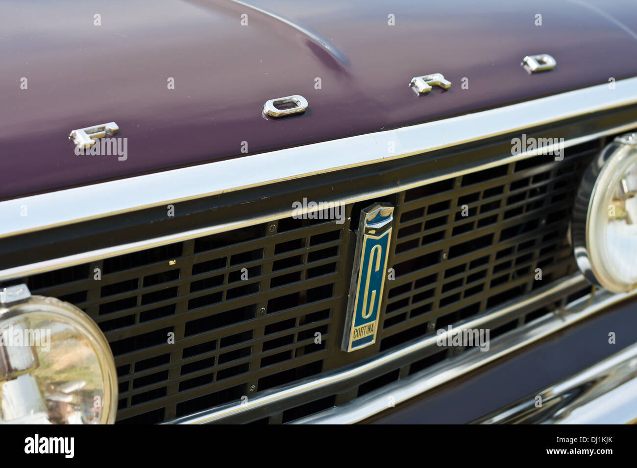Der Frontgrill und Abzeichen des Oldtimers des Ford Cortina. Stockfoto