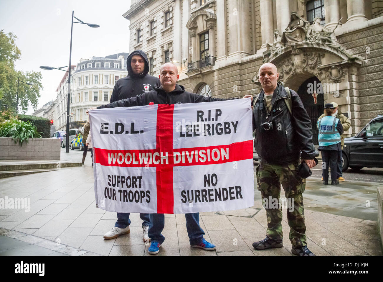 Mitglieder und Unterstützer der English Defence League (EDL) vor Gericht Old Bailey in London Stockfoto