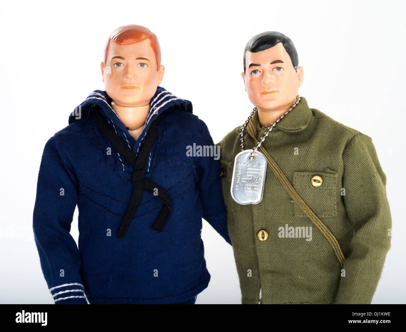 1964 GI Joe-Action-Figuren von Spielzeug Firma Hasbro. US-Streitkräfte Marine mit Army G.I. Stockfoto