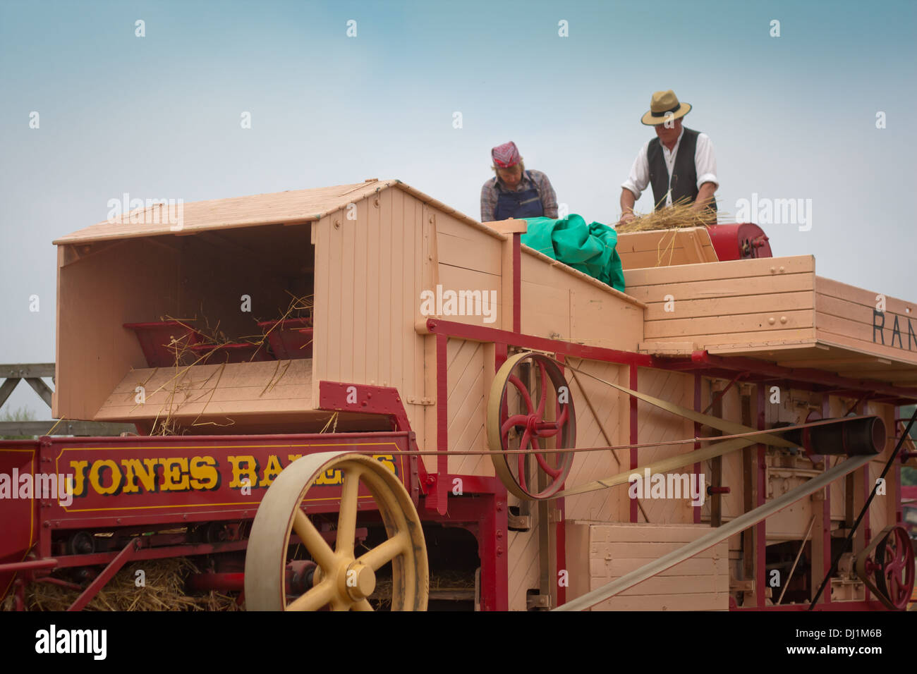 Ein Oldtimer bei einer Oldtimer-Show in den Midlands. Landwirtschaft, Stroh und Heu Ballen Stockfoto