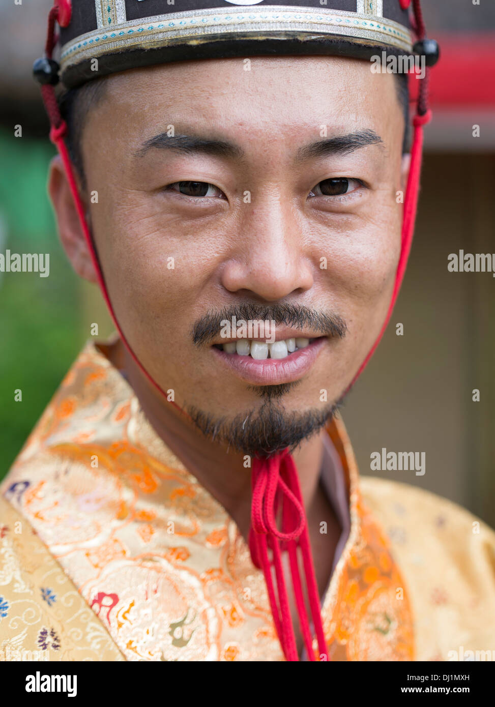 Okinawa Mann in traditioneller Tracht auf Ryukyu Mura historisches Dorf, Okinawa, Japan Stockfoto