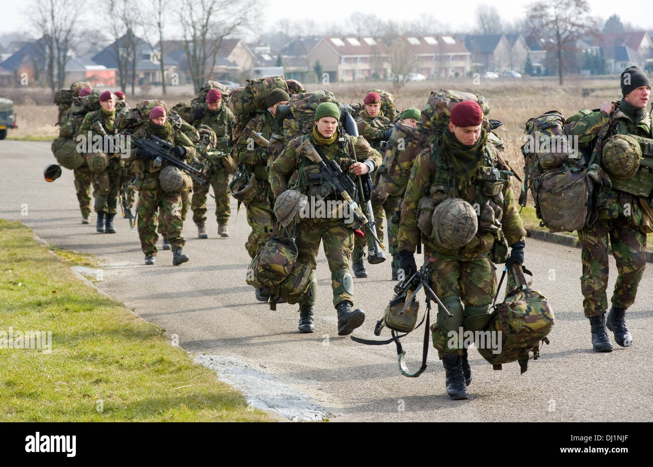 Ein Bataillon der Soldaten mit ihrem Paket während eines Trainings der Special Forces der niederländischen Armee an einem kalten Tag Stockfoto