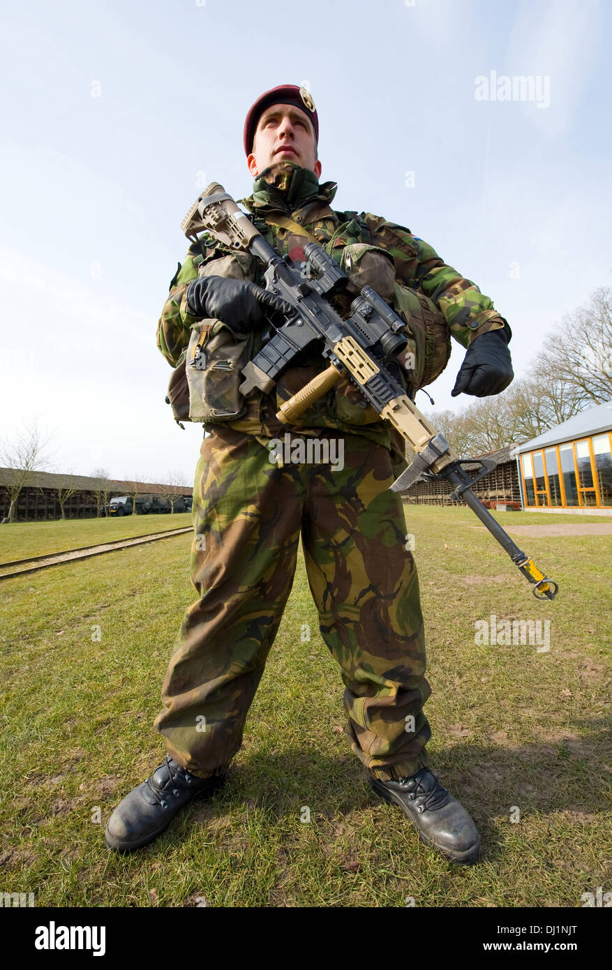Ein getarnten Soldaten mit seiner automatischen Waffe ist bereit für ein Training der Special Forces an einem kalten Tag Stockfoto