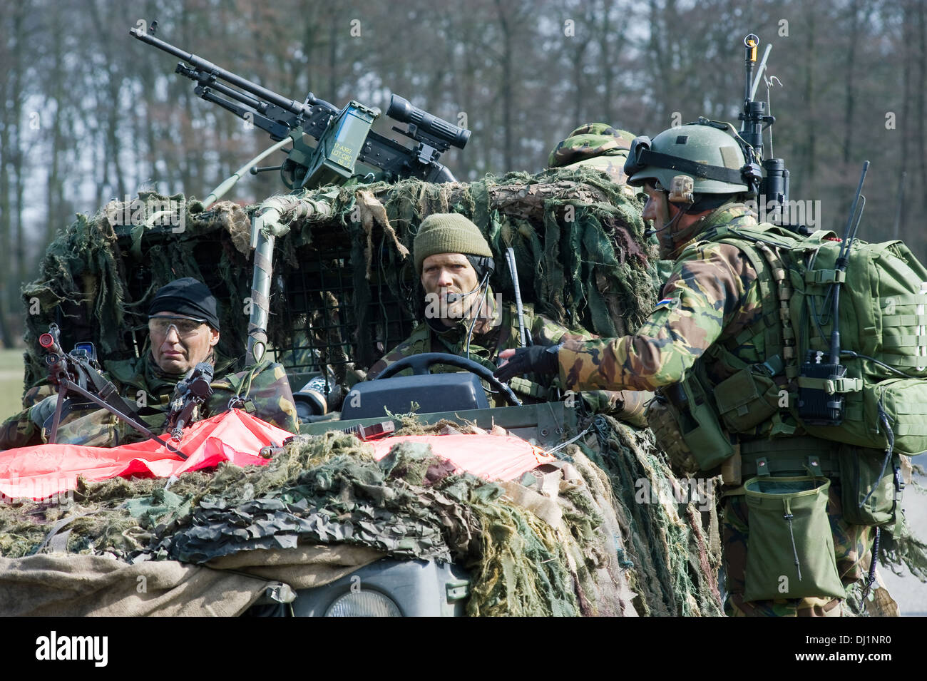 Drei Soldaten während eines Trainings der Special Forces der niederländischen Armee an einem kalten Tag getarnt Stockfoto