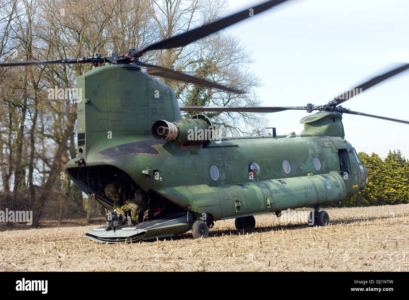 Ein Chinook-Hubschrauber von der niederländischen Luftwaffe nur einige Soldaten aufgegriffen und ist nur bereit zum abheben Stockfoto