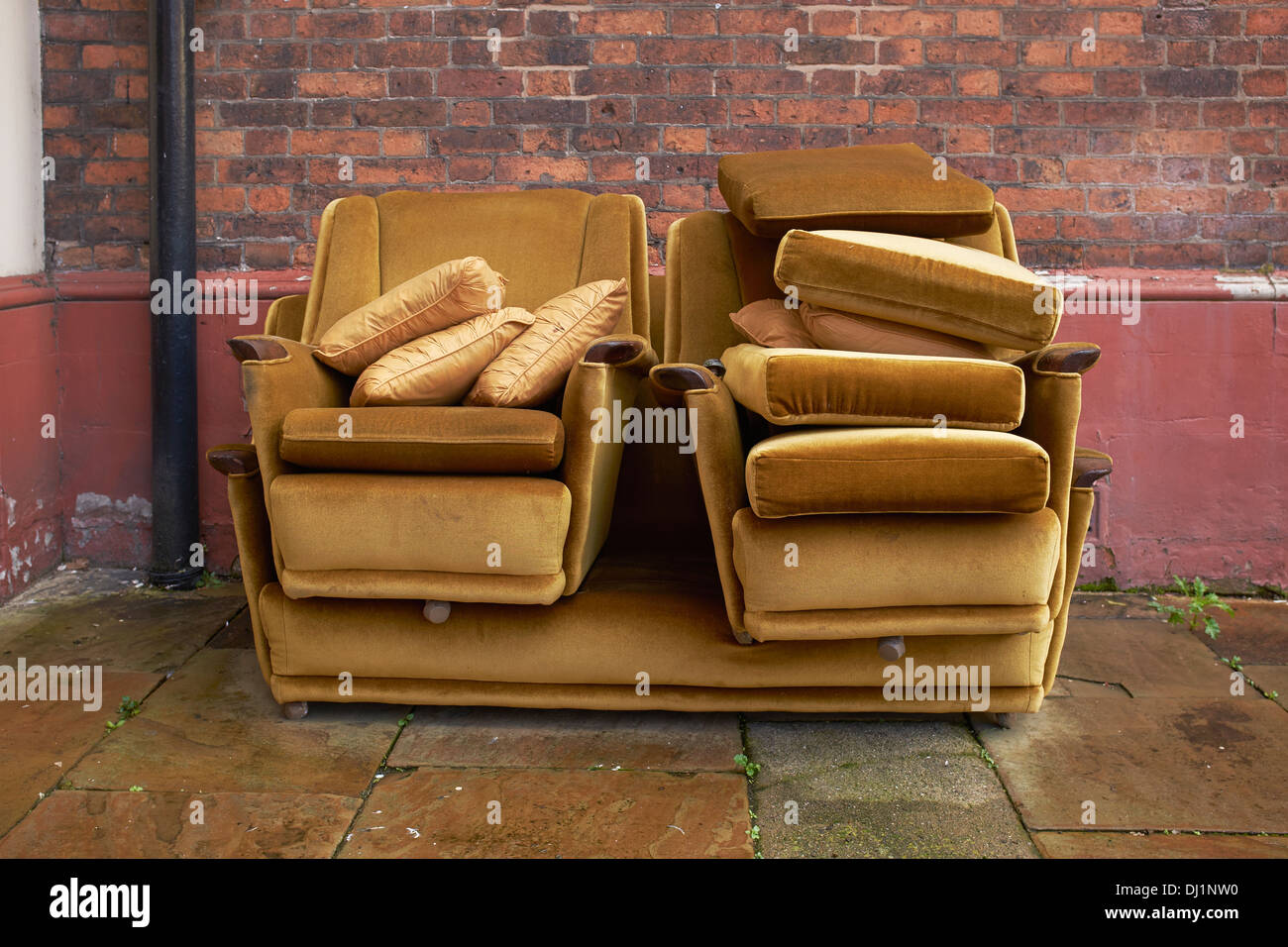 Altes Sofa links außen im Regen Stockfoto