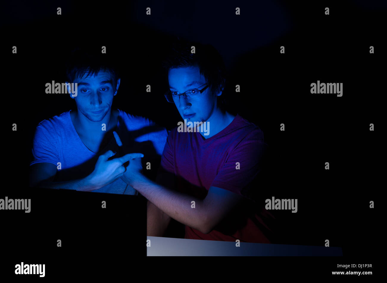 Zwei Freunde auf einem Laptop mit Webcam Chat Stockfoto