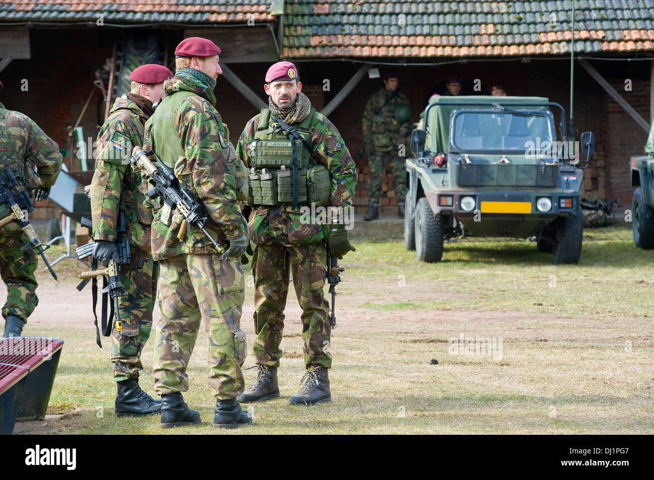 Offiziere der holländischen Special Forces diskutieren die Strategie während eines Trainings der niederländischen Armee an einem kalten Tag Stockfoto