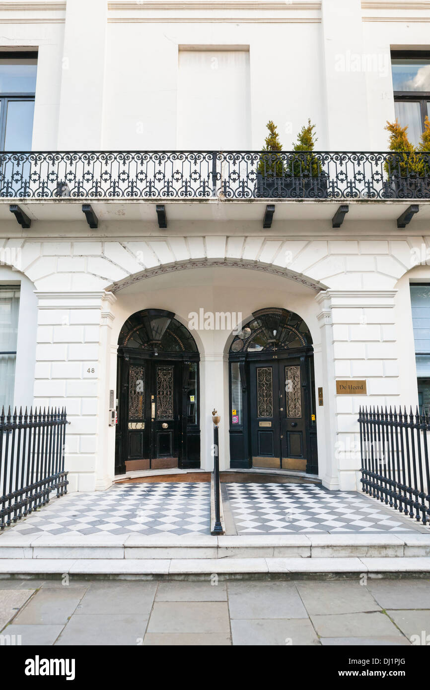 Haustür in ein klassisches viktorianisches Herrenhaus in Portland Place, London, UK Stockfoto