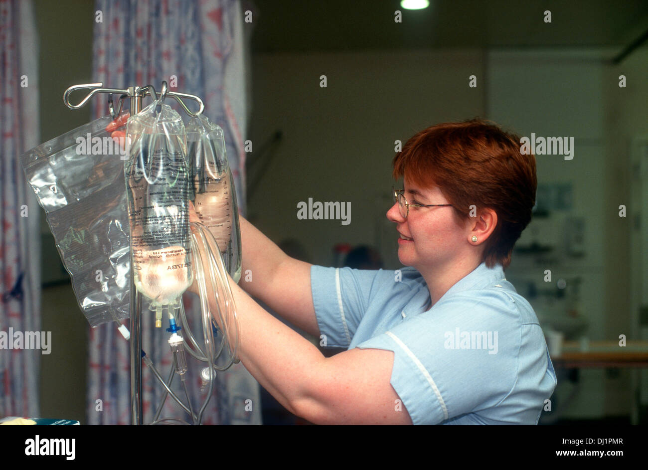 Krankenschwester tropft ändern, Guy's Hospital, London, UK. Stockfoto
