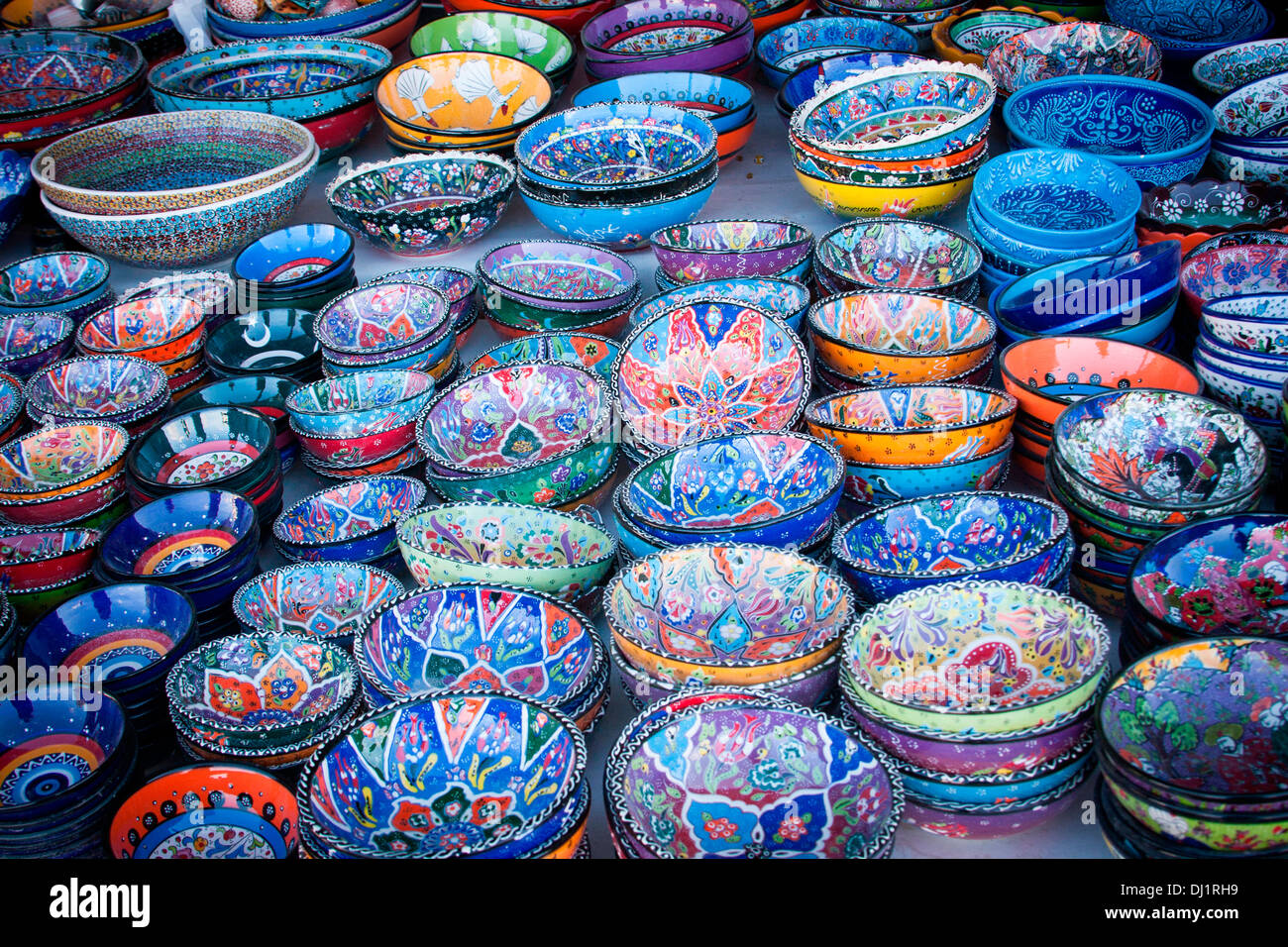 Eine bunte Sammlung von traditionellen türkischen Souvenirs in Kappadokien, Zentral-Anatolien, Türkei. Stockfoto