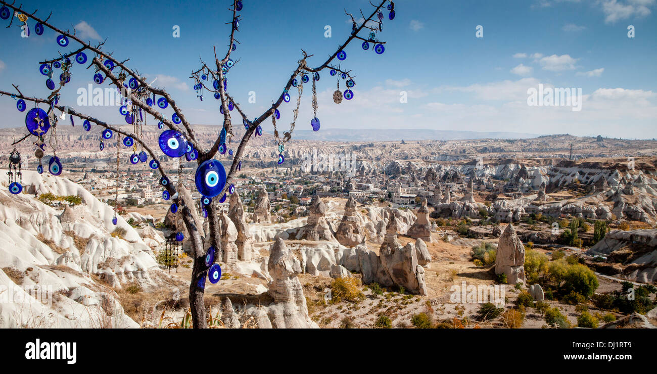 Himmelblauen blaues Glas Reize des bösen Blicks werden in einem Baum an einem Aussichtspunkt mit Blick auf Cappadocia in Anatolien, Türkei angezeigt. Stockfoto