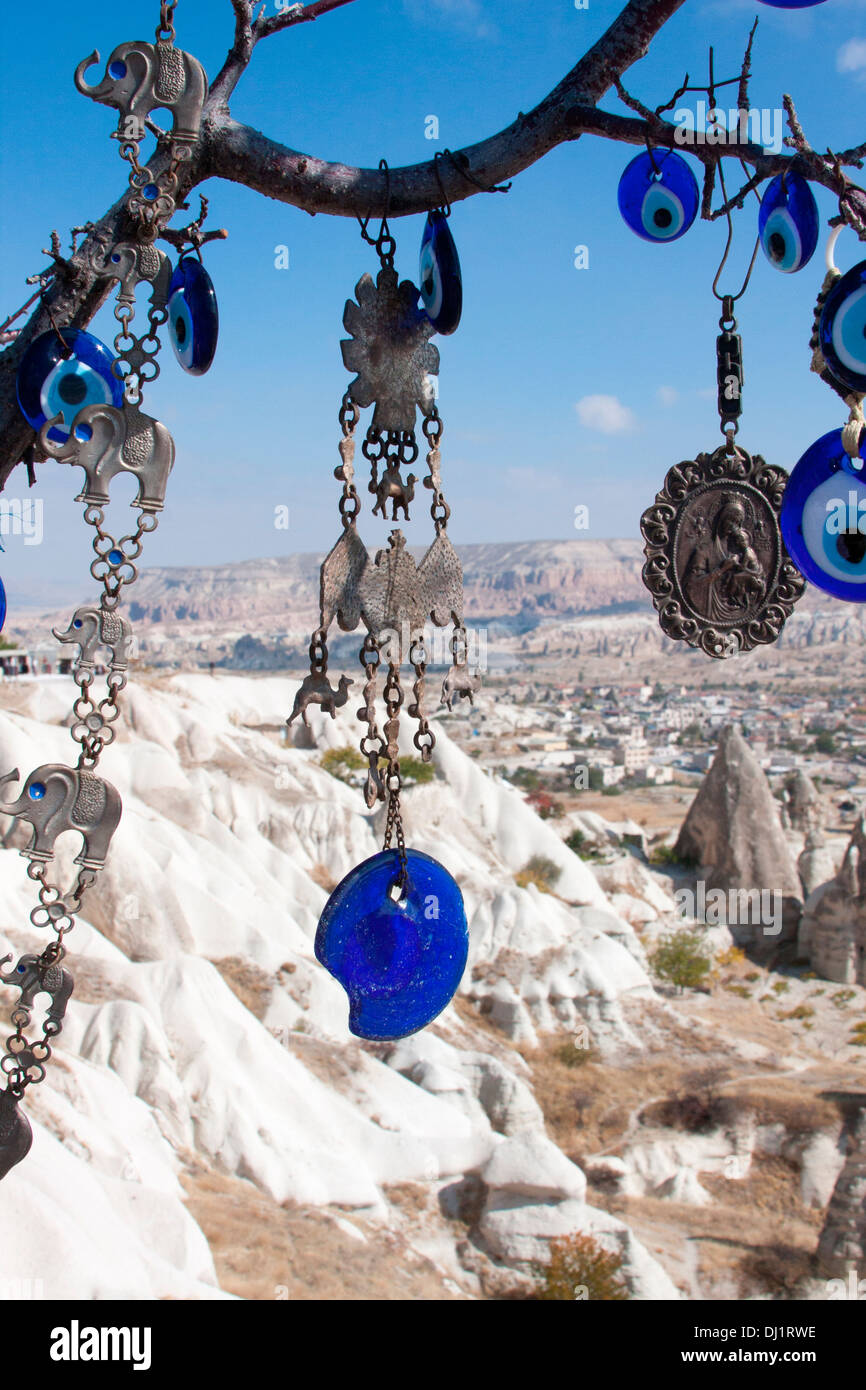 Himmelblauen blaues Glas Reize des bösen Blicks werden in einem Baum an einem Aussichtspunkt mit Blick auf Cappadocia in Anatolien, Türkei angezeigt. Stockfoto