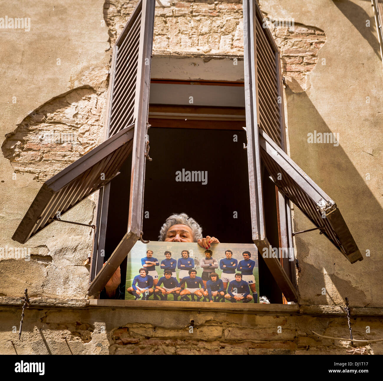 Ältere Frau mit einem alten Bild der italienischen Fußball-Nationalmannschaft, Toskana, Italien Stockfoto