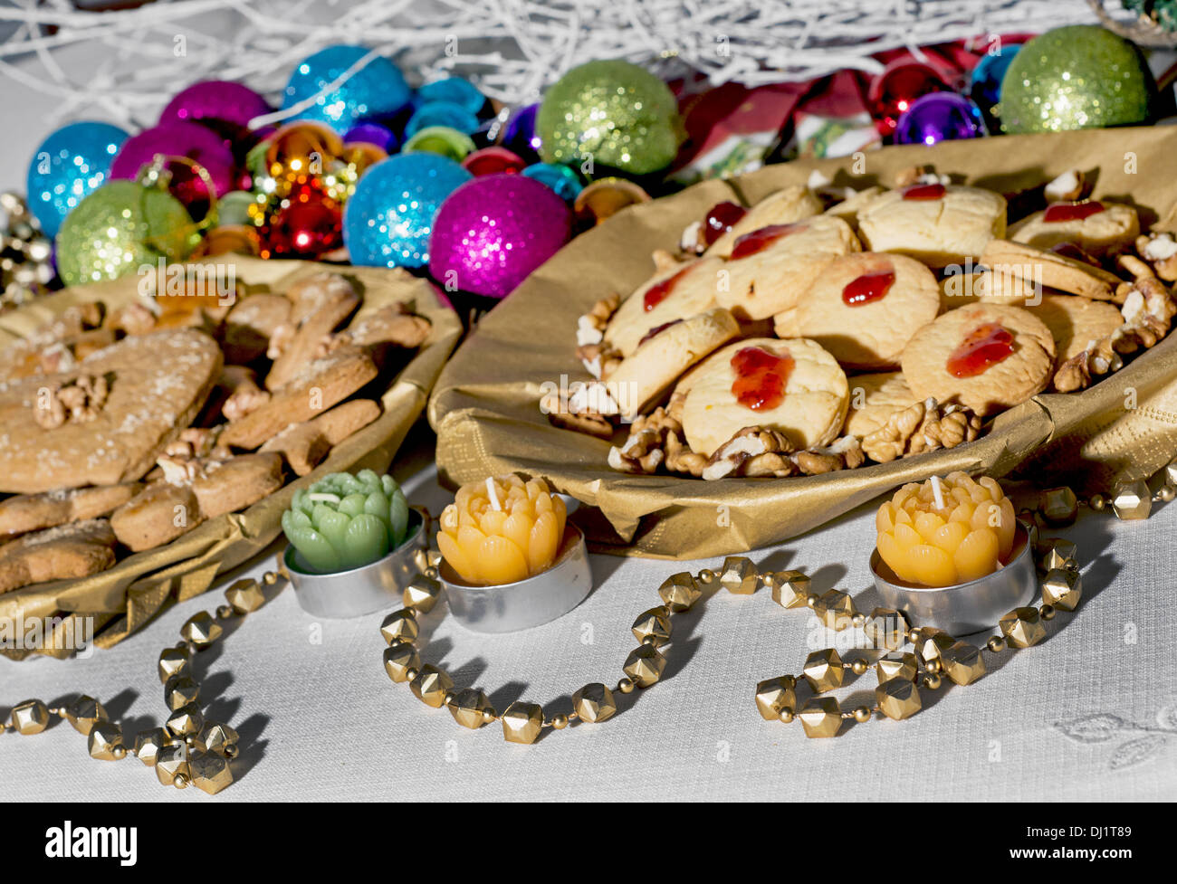 Weihnachtstisch mit Lebkuchen, Dekorationen und Kerzen. Stockfoto