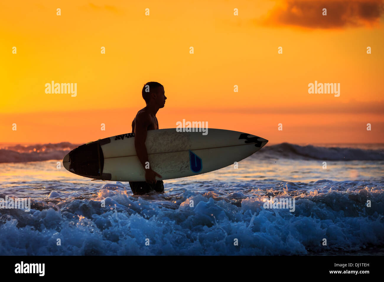 Bei Sonnenuntergang, Surfer, Strand von Sanur, Bali, Indonesien Stockfoto