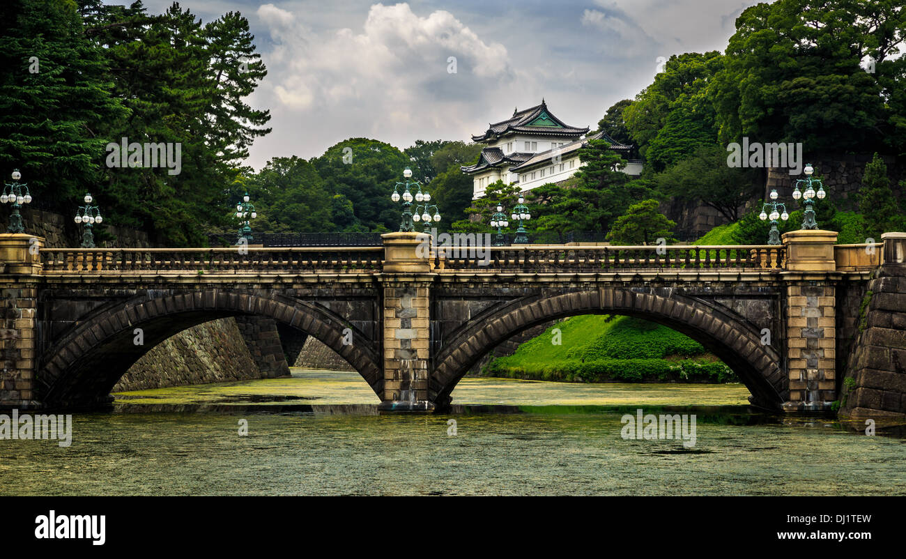 Nijubashi Brücke, Kaiserpalast von Tokio auf der Rückseite, Tokyo, Japan Stockfoto