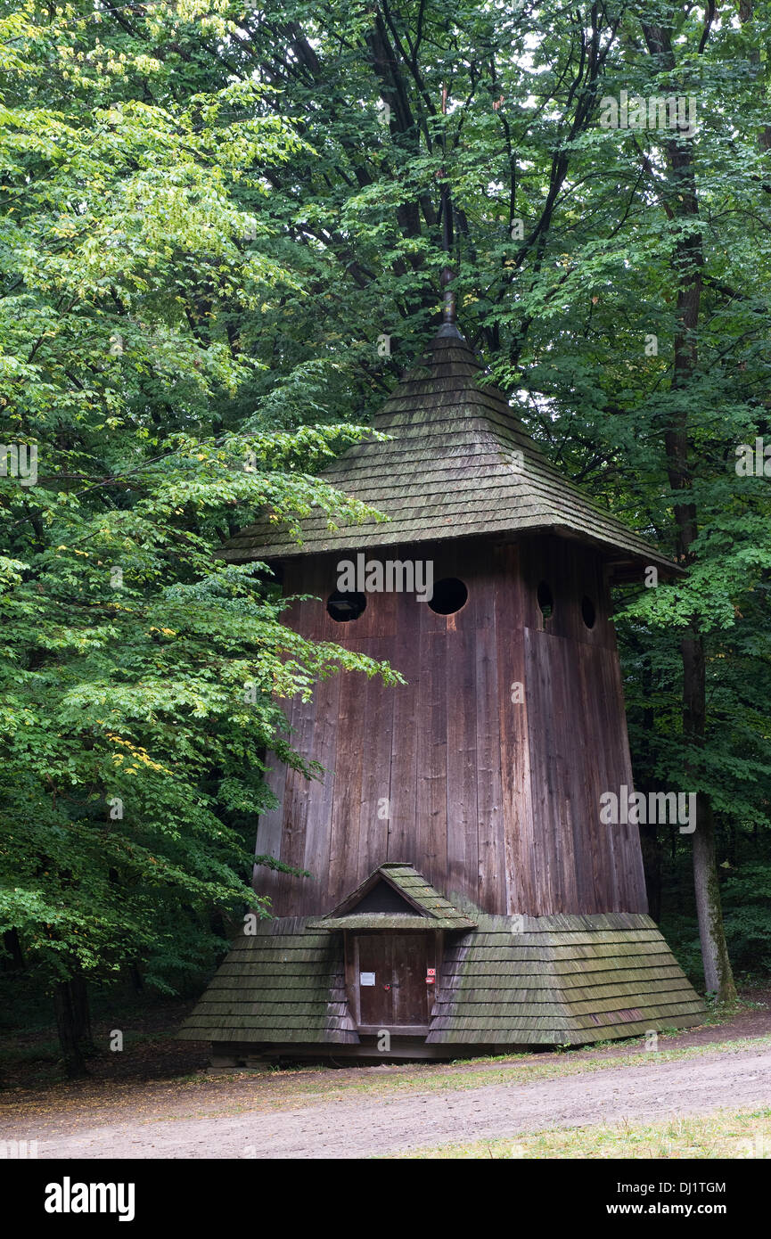 Hölzerne Glockenturm Bojko Stil Cerkiew Bojkowska aus Graziowa Museum of Folk Architektur Sanok Bieszczady-Polen Stockfoto