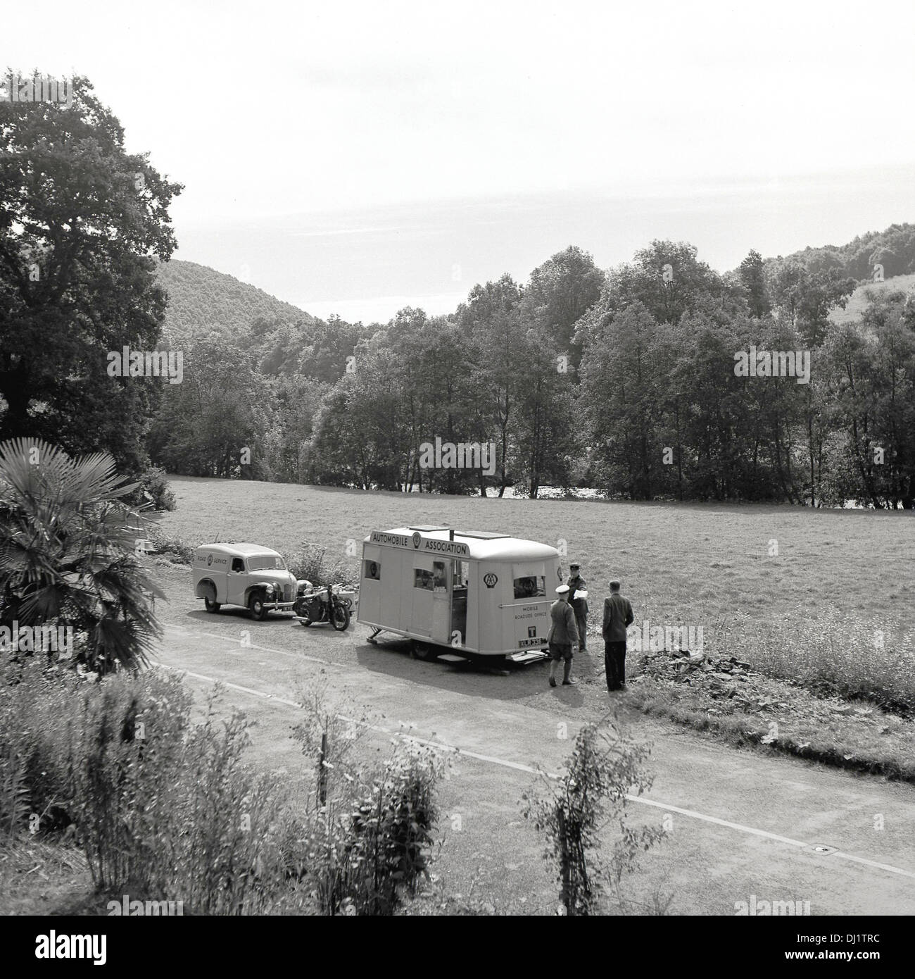 Geschichtsbild,1950s zeigt mobile am Straßenrand Büro der AA, die Automobile Association, einer britischen Motorsport-Organisation. Stockfoto