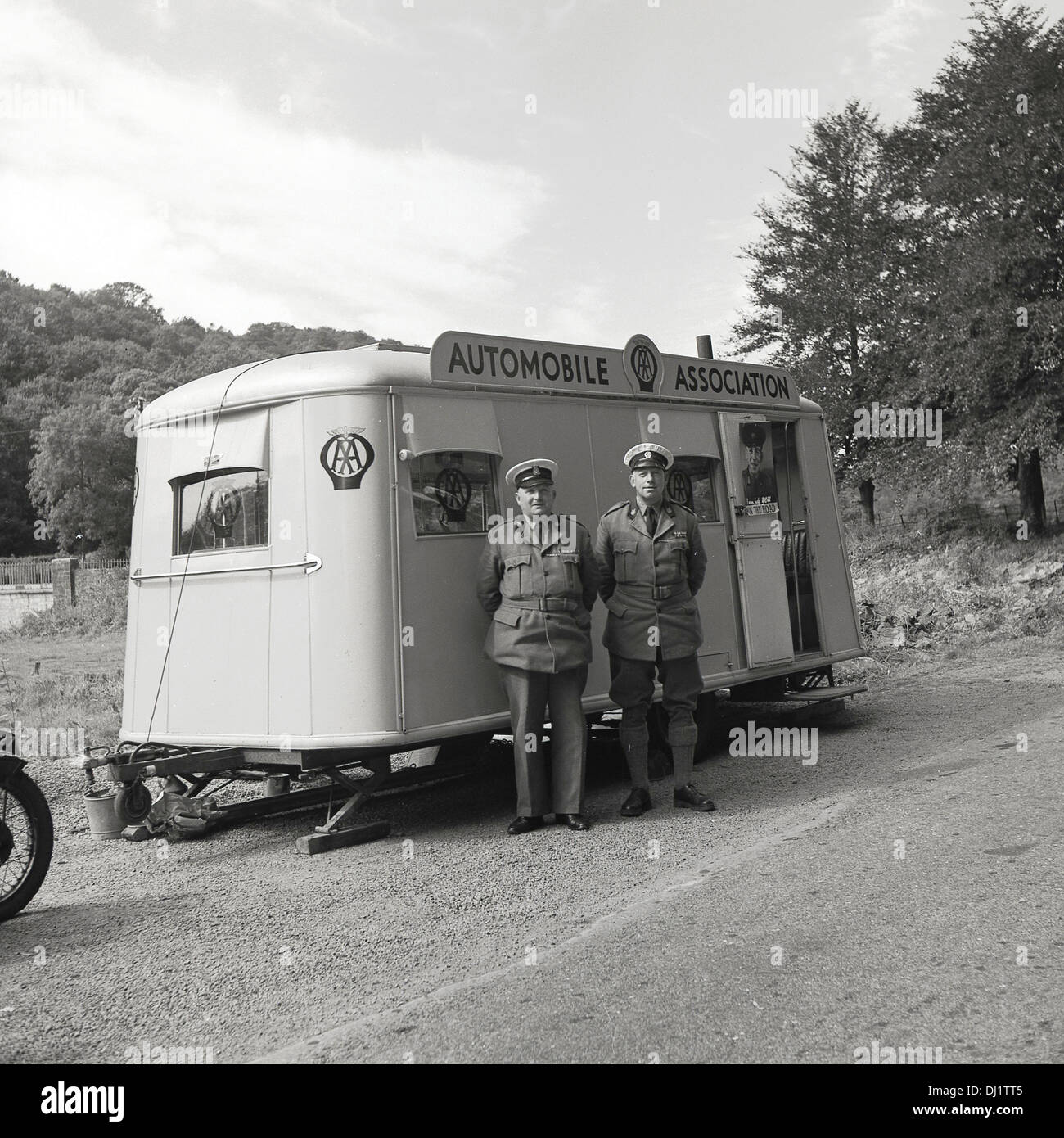 Geschichtsbild, 1950er Jahre zeigen zwei AA Wilderer draußen am Straßenrand mobiles Büro von der Automobile Association. Stockfoto