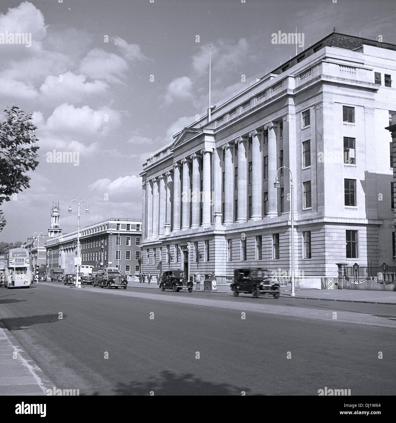 Geschichtsbild, 1950er Jahre zeigen Datenverkehr Euston Road, London, England das grand äußere des Gebäudes Wellcome weitergeben. Stockfoto