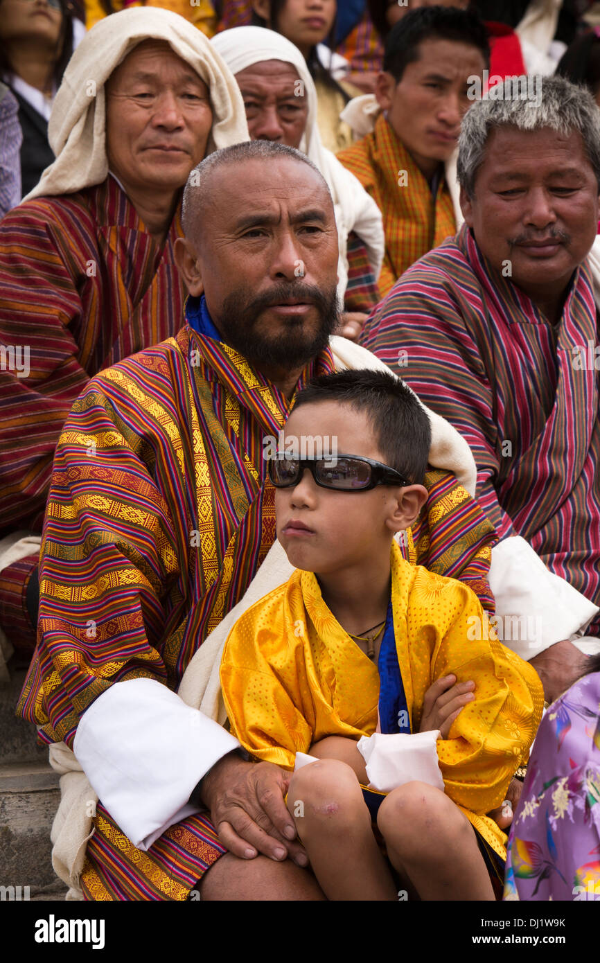 Bhutan, Thimpu Dzong, jährliche Tsechu, Vater und Sohn das Tragen von Sonnenbrillen im Publikum Stockfoto